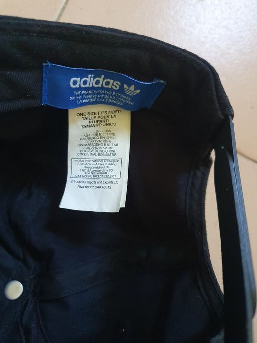 Chapéu adidas preto e dourado
