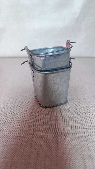 Baldes pequeninos em metal