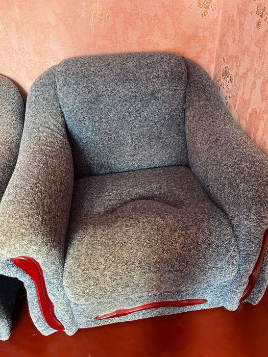 Два спальных кресла , ширина спального места 1 м., длинна 2 метра