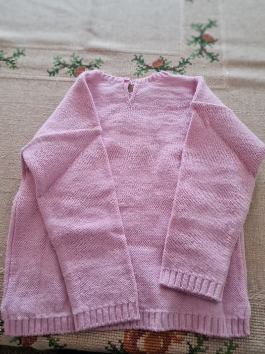 Calçado e roupa de criança