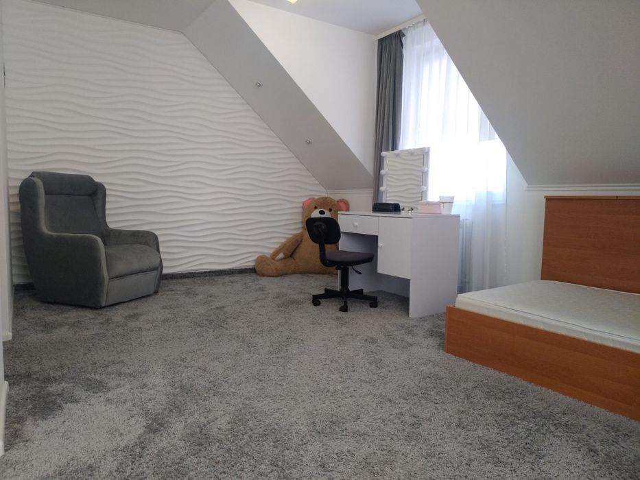 Продаж будинку з окремим гаражем