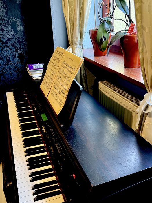 Lekcje gry na pianinie w studiu nagrań