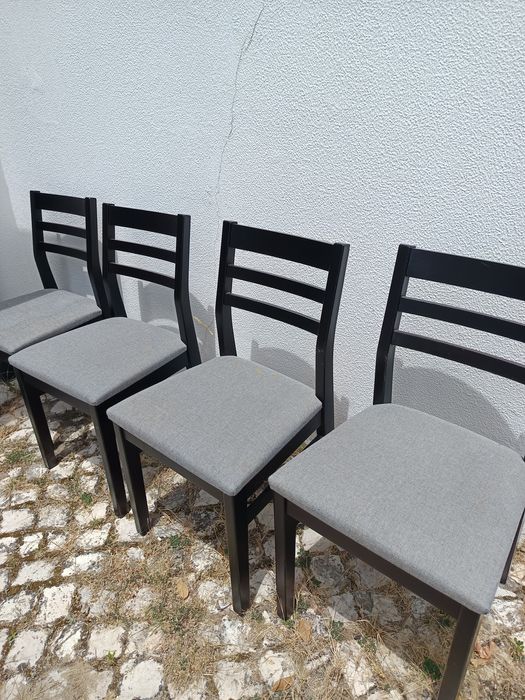 4 cadeiras pretas e cinza