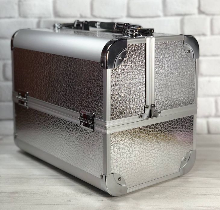 Чемодан мастера для маникюра, визажиста и парикмахера