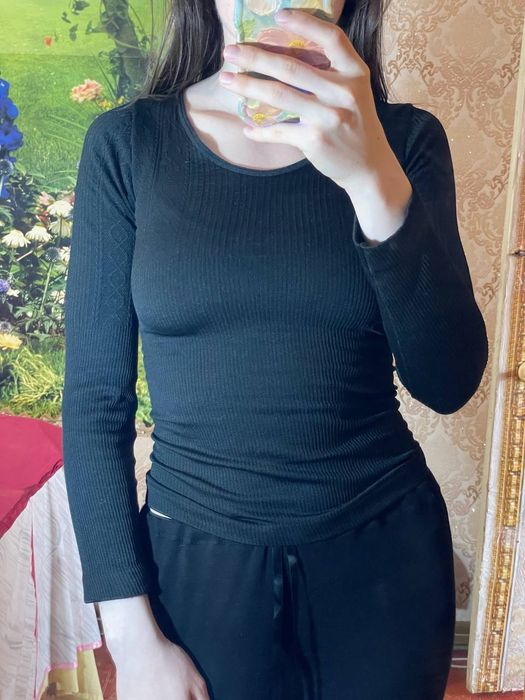 Жіноча облягаюча кофта чорна коротка топ з довгим рукавом в рубчик с м