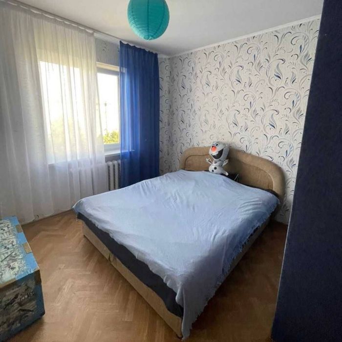 Сади -1 поруч з зупинкою