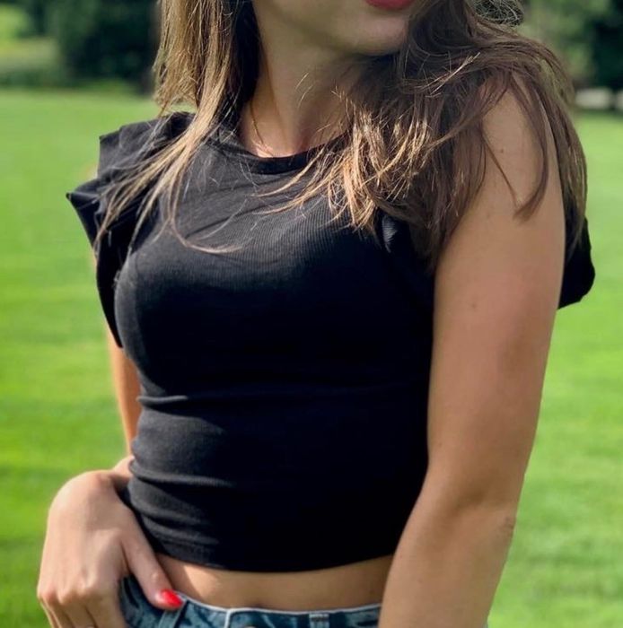 Damski T-shirt Zara z pięknymi rękawami