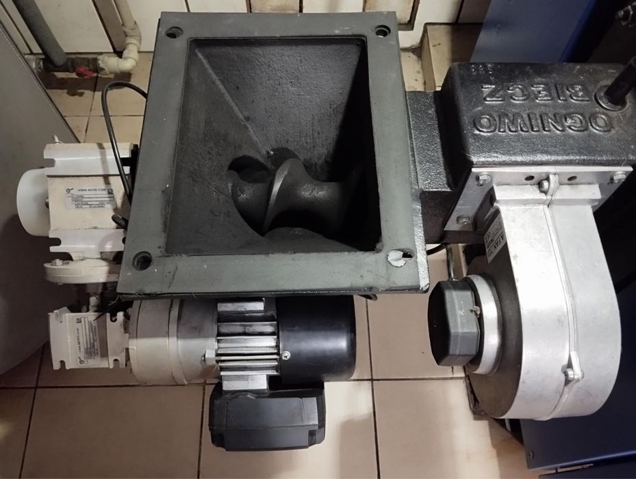 Korpus żeliwny, motoreduktor,ślimak OgniwoEkoPlusM