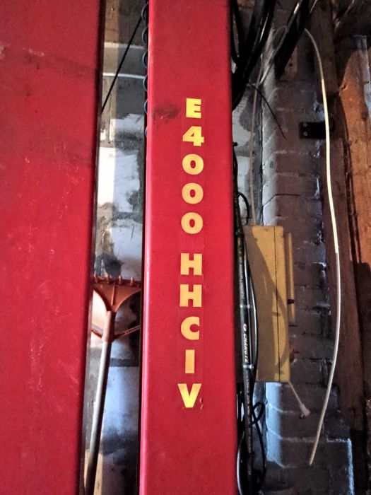 Podnośnik 4 tony, dwukolumnowy, szeroki, wysoki, górna belka