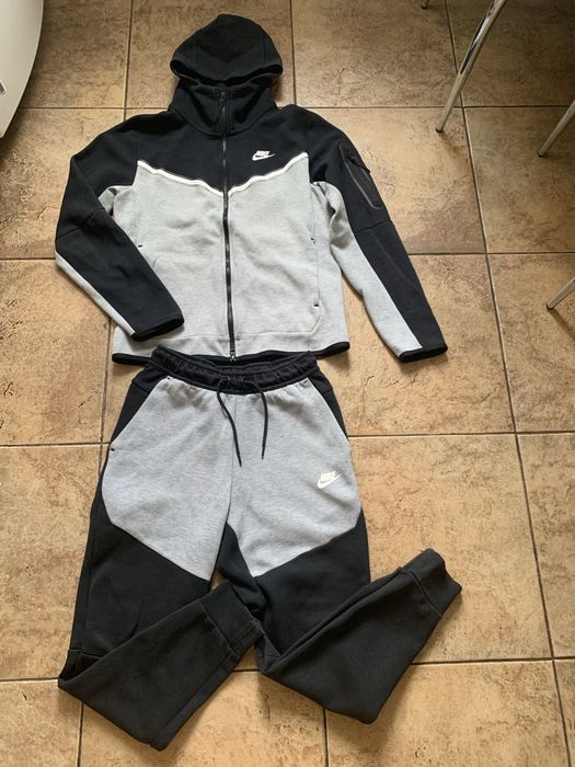 Nike Tech Fleece. L