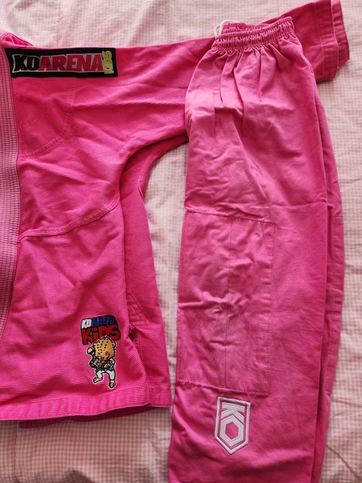 Kimono jiu-jitsu para menina cor rosa