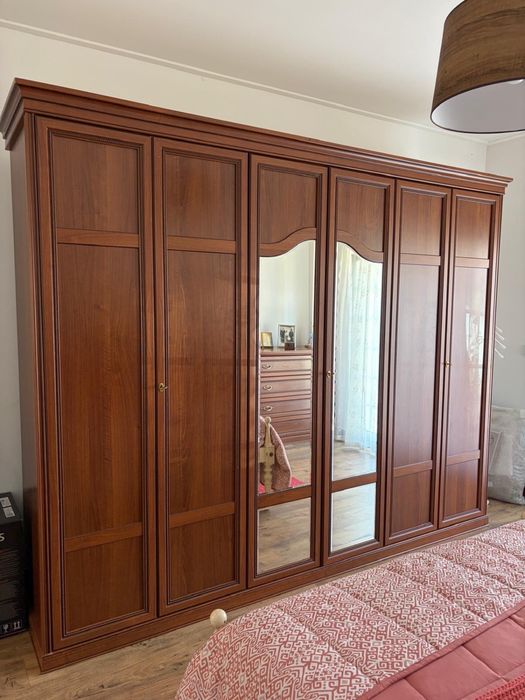 Roupeiro de 6 portas com 3 prateleiras de madeira boa stilo italiano  em bom estado comprimento 2,80x2,20x60//