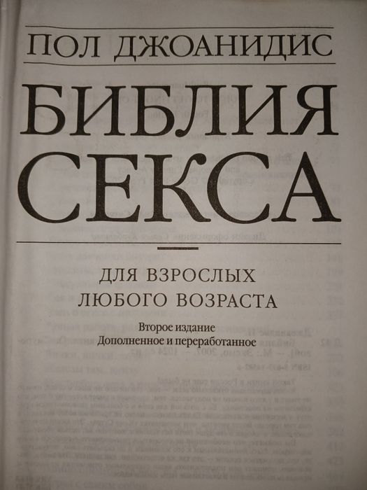 Бір қыз айнаға өзін суретке түсіреді