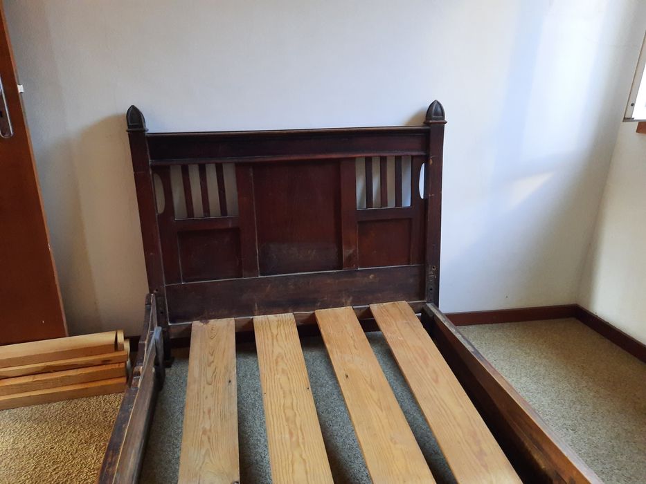 Cama em madeira castanha individual
