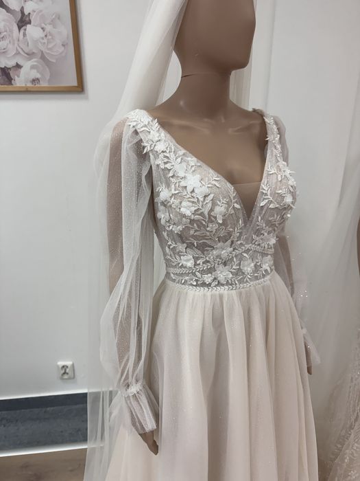 Nowa suknia ślubna błyszcząca z koronką i rękawkami na ramiączkach 38