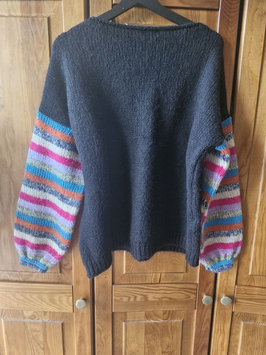 Sweter z wełny z kolorowymi rękawami