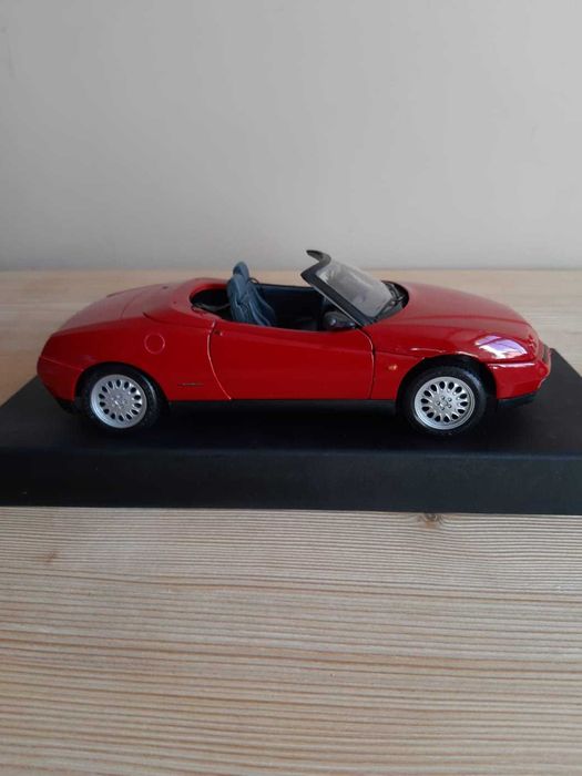 Model samochodu 1;18 Alfa Romeo Spider (1995) Maisto