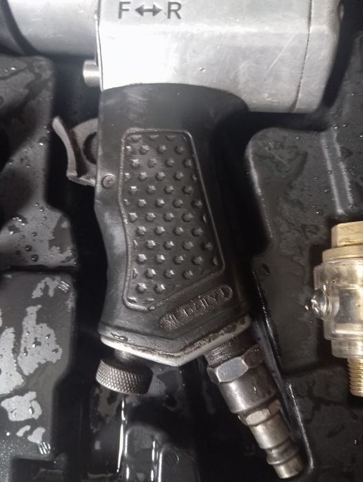 Пневмогайковерт  в рабочем состоянии с головками