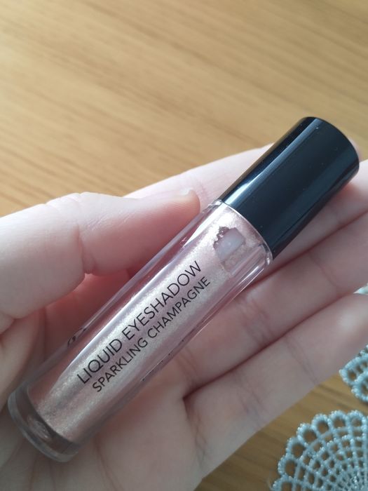 Douglas liquid eyeshadow sparkling champagne