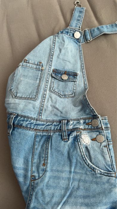 niebieskie ogrodniczki jeans