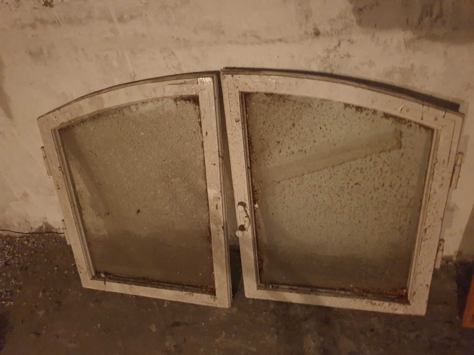 Stare okna z szybami, loft, Prl.