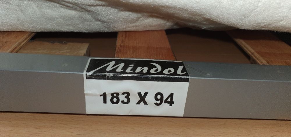 Cama individual em madeira maciça Pinho Mel com estrado e colchão