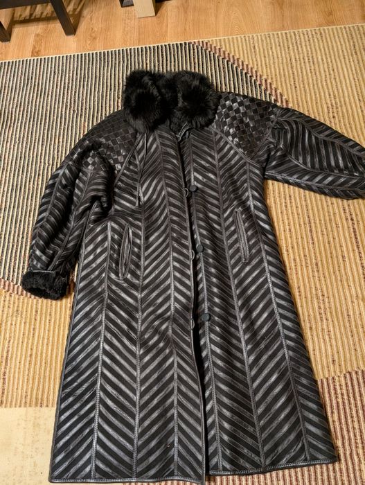 Czarny kożuch z kołnierzem