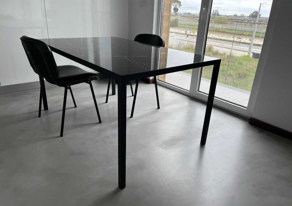 Mesa em metal preto mate