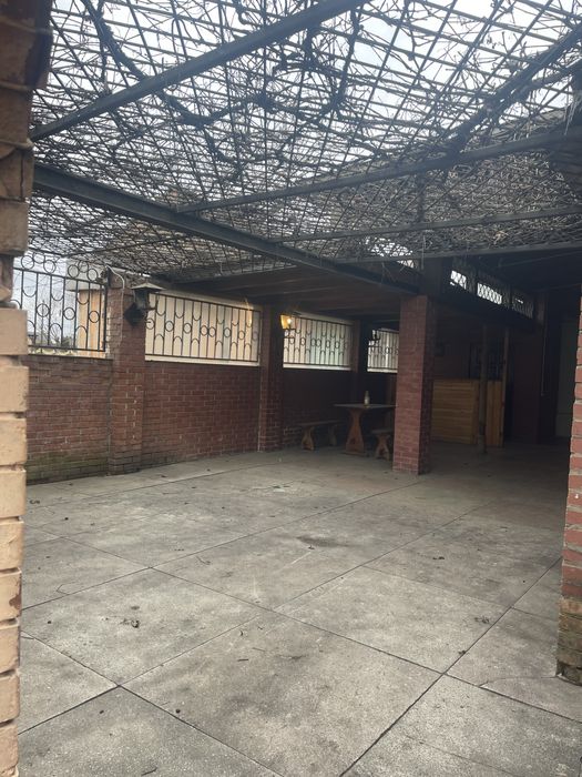 Продається комерційна будівля з земельною ділянкою під нею