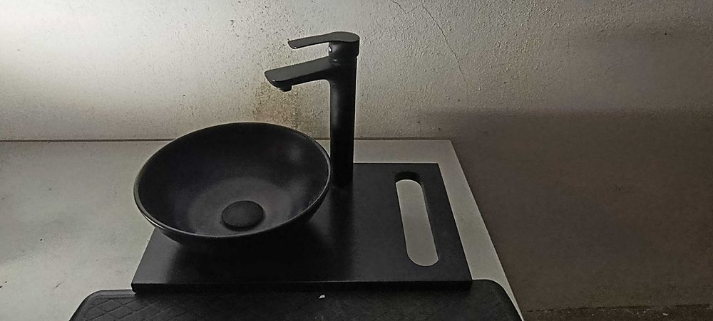Lavatório com torneira