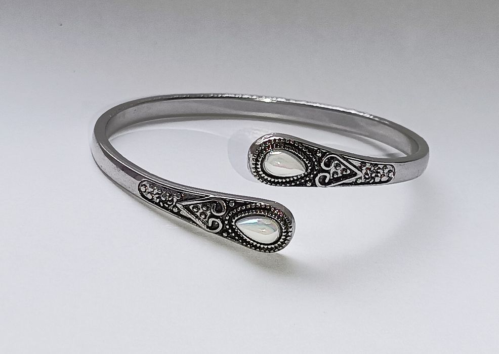 Damska szykowna bransoletka.