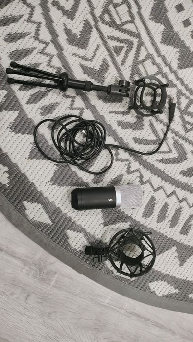 Microfone stagg com tripe