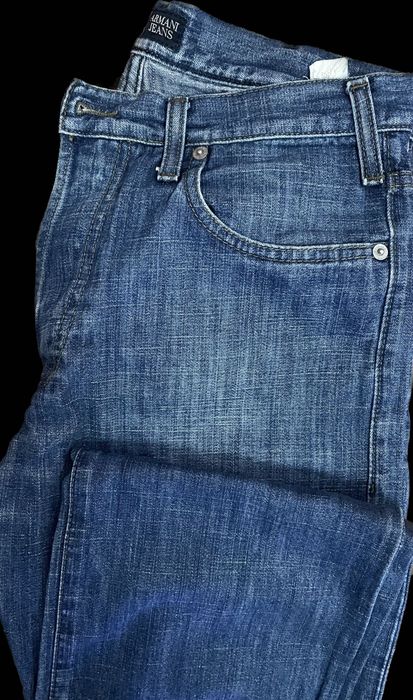 Calças jeans roupa de homem Armani Jeans e Tintim e Milou Aventura