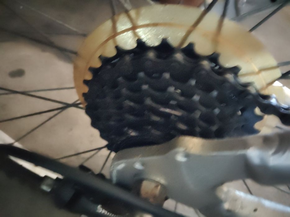 Bicicleta em alumínio com vários material da SHIMANO  SIS.