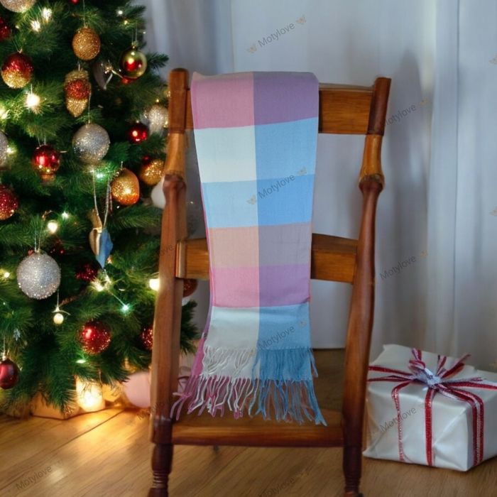 Bardzo ciepły a zarazem delikatny długi szal  damski.