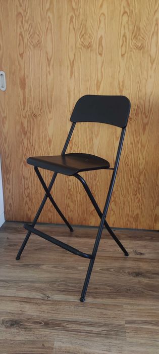 Banqueta dobrável com encosto