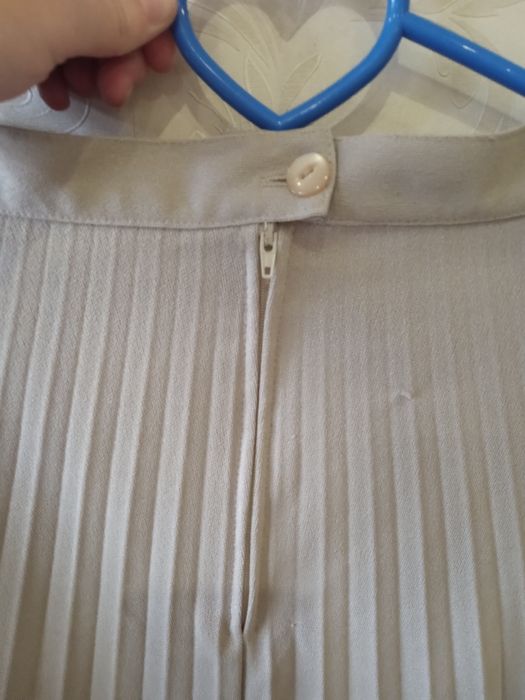 Гарна спідниця міді