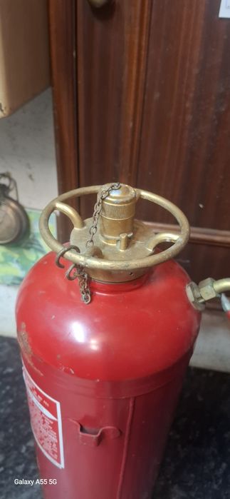 Antigo extintor com volante em latão