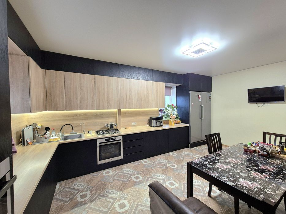 Два будинки з банею та зарибленим власним  озером р-н Аєропорту