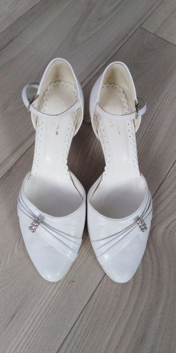 Buty ślubne białe