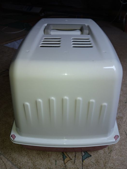 Duża kuweta dla kota z filtrem i miską.