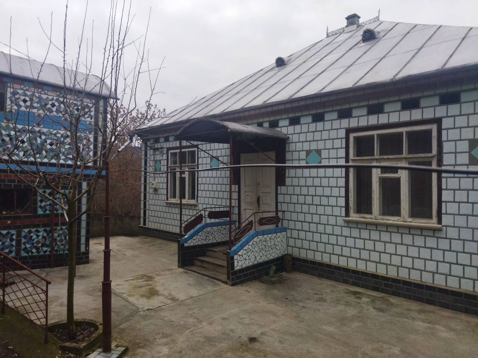 Продажться двохповерховий будинок