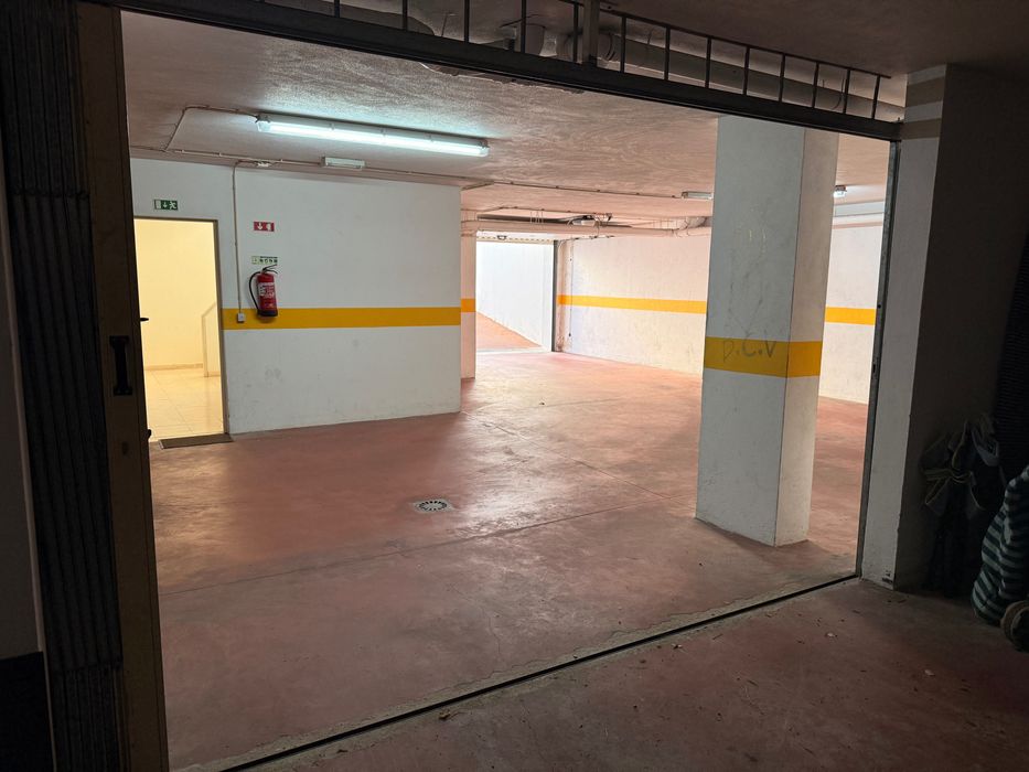Garagem fechada de 32m2 no Baleal, Peniche.