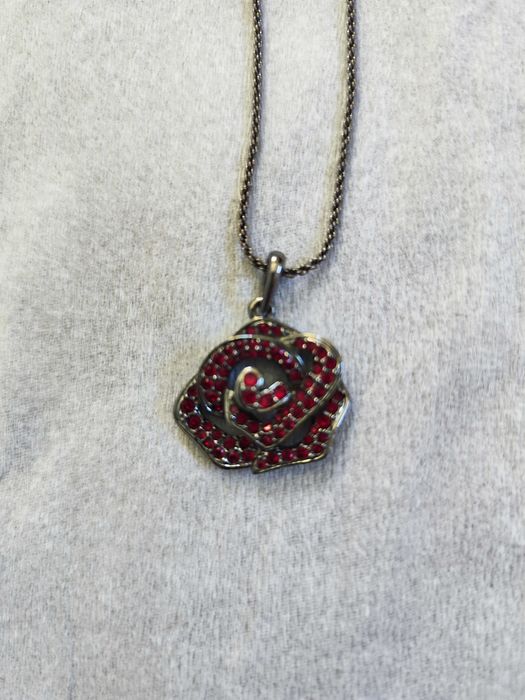 Conjunto de fio e brincos com pendente flor marca Swarovski