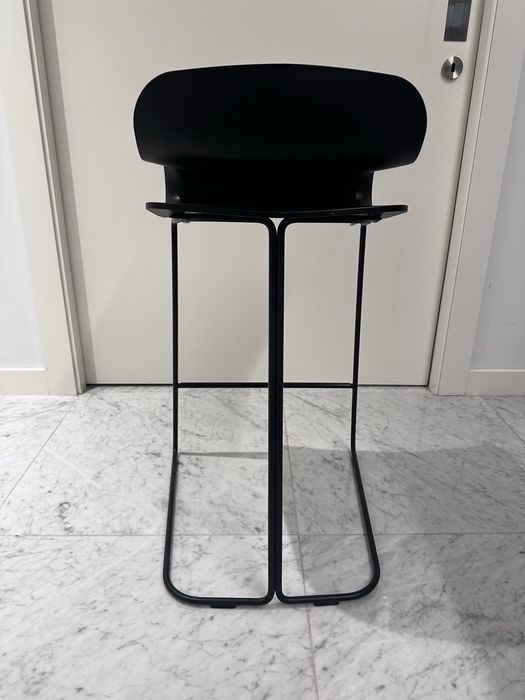 3 bancos de pé alto kristalia modelo BCN preto