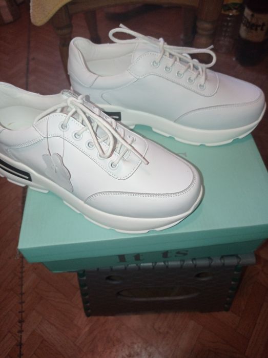 Кожаные кроссовки 38р.