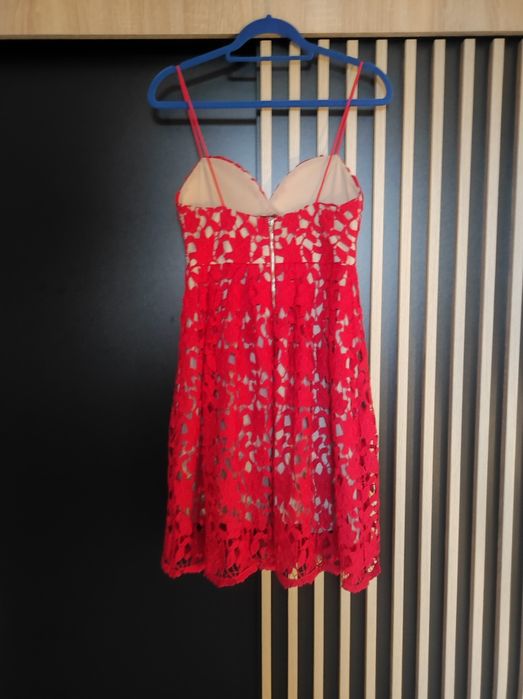 czerwona sukienka koronkowa