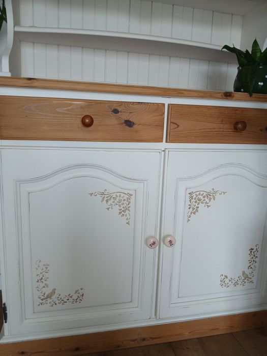 Piekny odnowiony Kredens