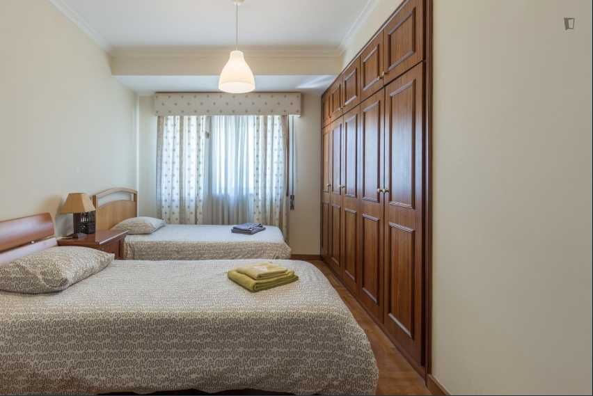 Quarto luminoso num sétimo andar -prédio de arquiteto com excelente construção