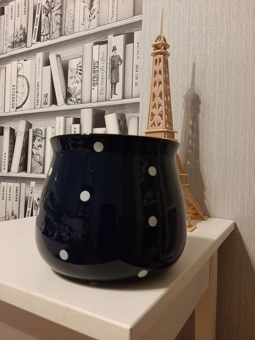 Osłonka ceramiczna granatowa typu kubełek.